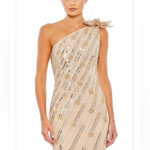 Mac Duggal women’s Cream One-Shoulder Dress with flower feather detail size 2. - Picture 3 of 13